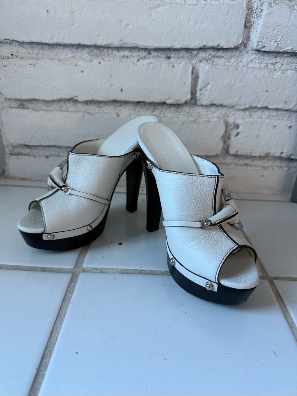 Gucci White Leather Platform Mule with Classic Silver Horse Bit Ring Accent - Picture 2 of 8